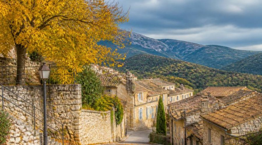 Les villages de Provence à découvrir en automne : couleurs, calme et authenticité