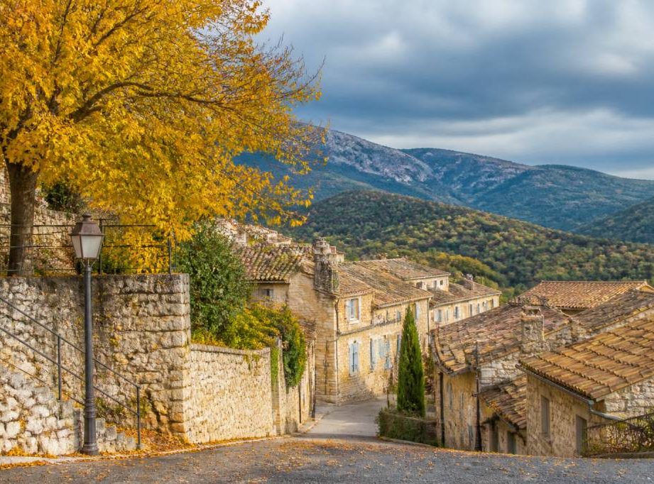 Les villages de Provence à découvrir en automne : couleurs, calme et authenticité